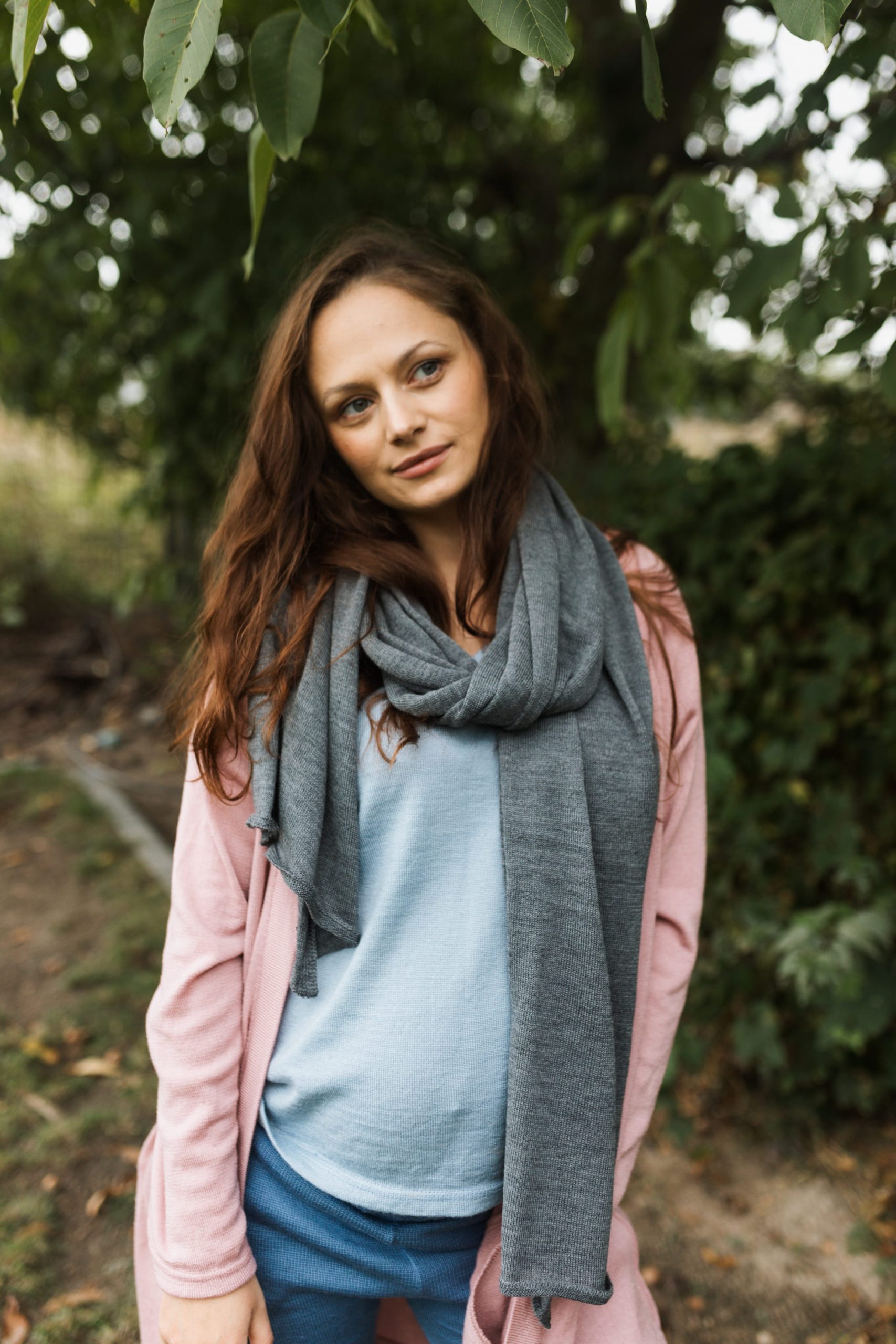 4S6A3607 Duży szal z cienkiej wełny merino CEGLANA CZERWIEŃ - obrazek 2