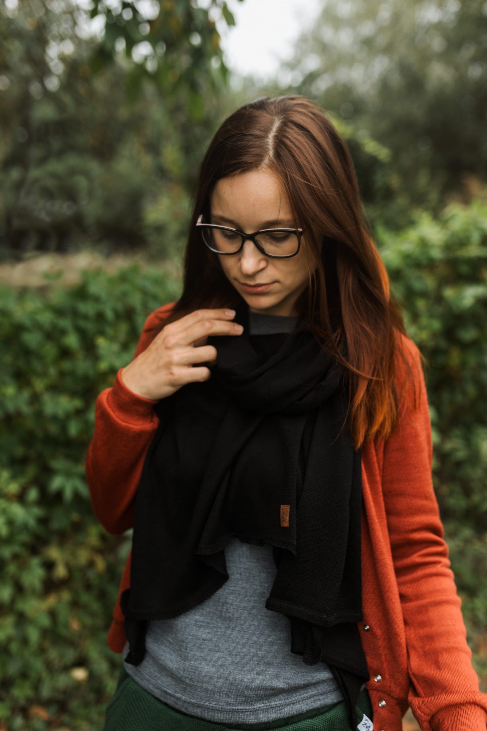 4S6A3611 Duży szal z cienkiej wełny merino CEGLANA CZERWIEŃ - obrazek 9