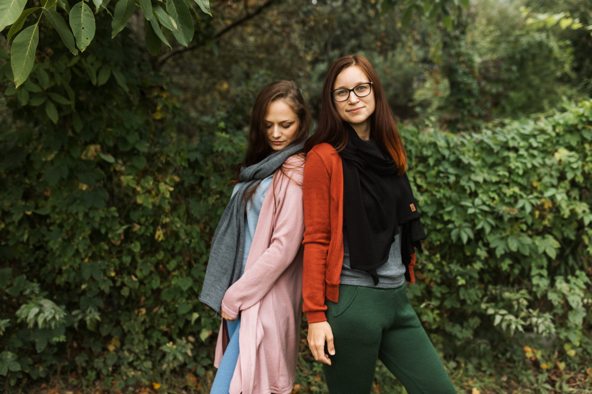 4S6A3614 Duży szal z cienkiej wełny merino CEGLANA CZERWIEŃ - obrazek 6