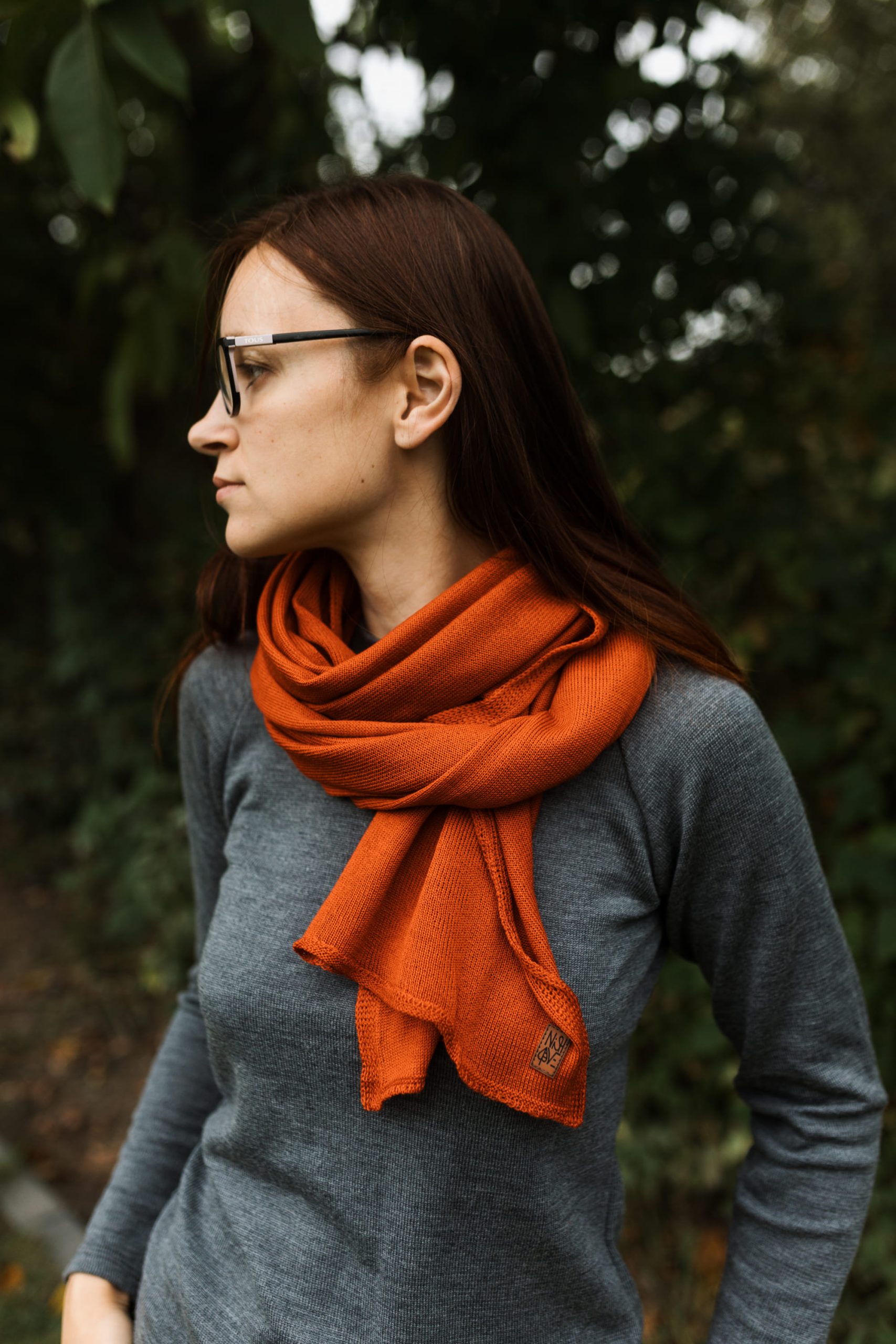 4S6A3634 Duży szal z cienkiej wełny merino CEGLANA CZERWIEŃ - obrazek 8