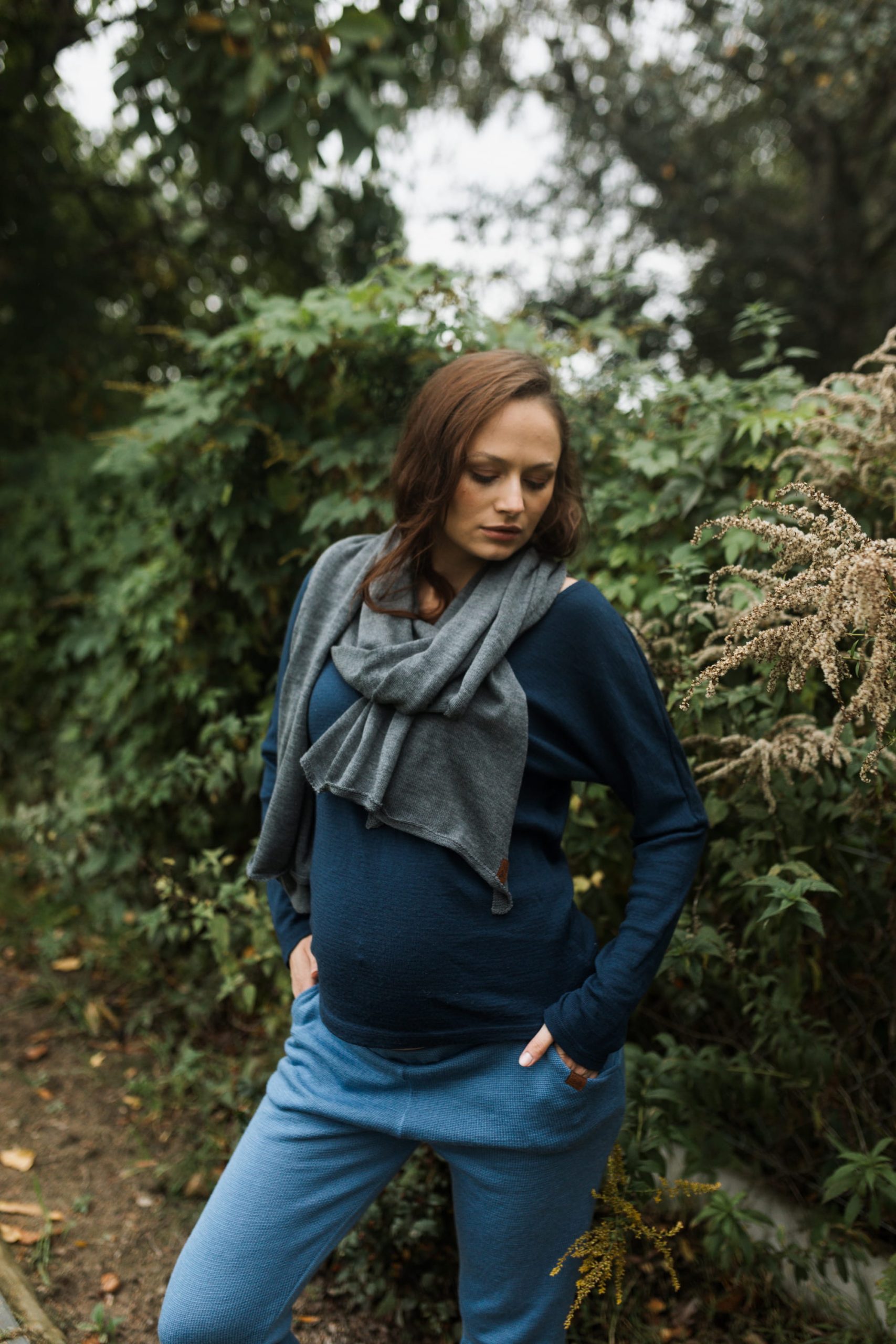 4S6A3661 Duży szal z cienkiej wełny merino CEGLANA CZERWIEŃ - obrazek 5