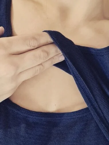 313387321_500511808782645_4509954702486016955_n-380x506 Koszulka z krótkimi rękawami do karmienia piersią z wełny merino - na wymiar - obrazek 3